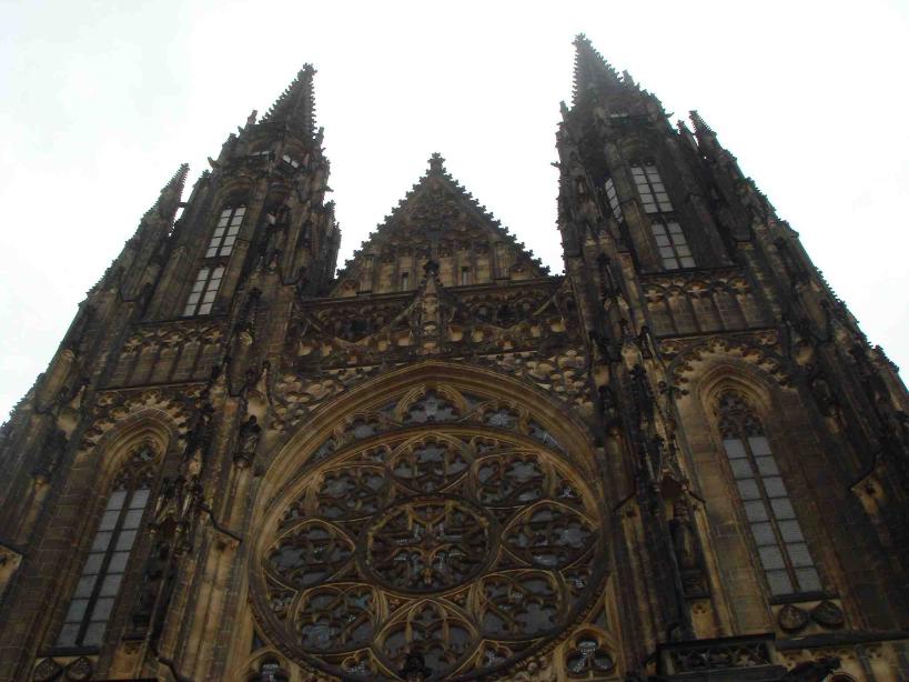 大聖堂の前は、狭くて、巨大な大聖堂全体をカメラに納めるのは不可能です。